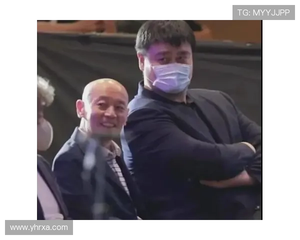 葛优与姚明意外相遇引发的幽默对话与篮球趣事分享